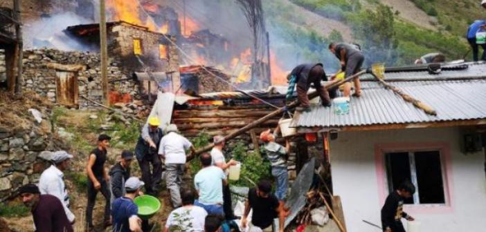 Artvin Yusufeli'nde yangın: 10'a yakın ahşap ev yandı