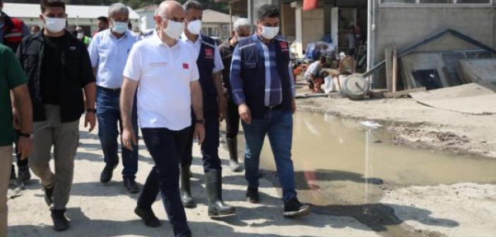 Bakan Karaismailoğlu sel bölgesinde incelemelerini sürdürüyor