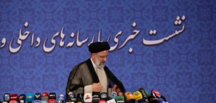 İran'ın yeni Cumhurbaşkanı Reisi, mazbatasını Hamaney'den aldı