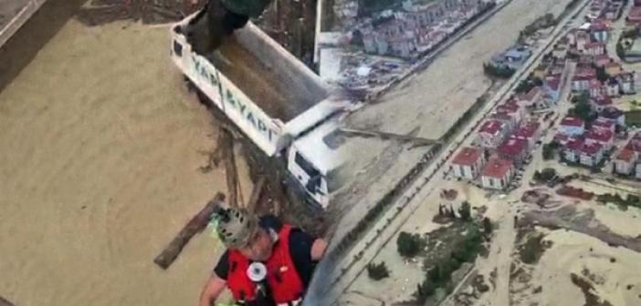 Mahsur kalanlar helikopterle kurtarılıyor! Sinop'ta mahsur kalan 70 kişi için Sahil Güvenlik seferber oldu