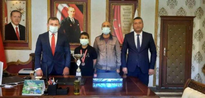 Türkiye Satranç Şampiyonası'nda ikinci olan Mardinli oyuncuya ödülü verildi