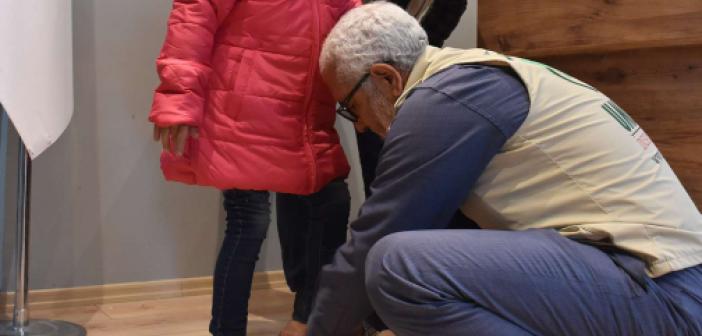 Umut Kervanı'ndan Adana'da çocuklara kışlık yardımı
