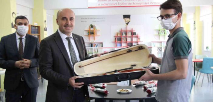 Antalya’da 3’üncülük elde eden lise öğrencisine keman hediye edildi