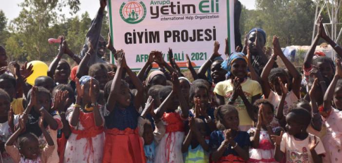 Avrupa Yetim Eli'nden Mali'deki ihtiyaç sahibi çocuklara giysi yardımı