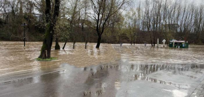 Bartın'da yağış taşkına neden oldu: 8 köy yolu ulaşıma kapandı