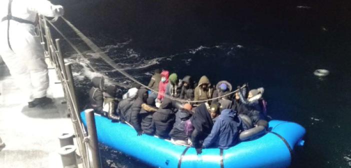 İzmir açıklarında 164 düzensiz göçmen yakalandı