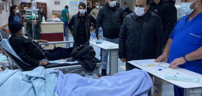 Kars Valisi Öksüz 4 kişinin hayatını kaybettiği kazada yaralananları ziyaret etti