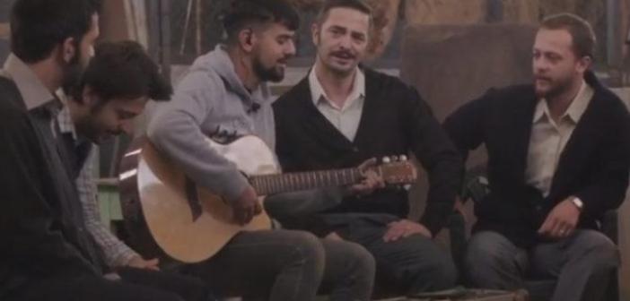 Kıbrıs Zafere Doğru dizisinin başrol oyuncusu Ahmet Kural set çalışanlarıyla türkü söyledi
