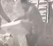 Tuvalet taşı çalan hırsızlar güvenlik kamerasına yakalandı