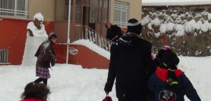 Yoğun kar yağışı nedeni ile Ağrı'nın dört ilçesinde okullar tatil edildi
