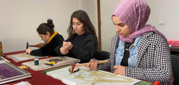 Genç Kızlar Çivi ve Tel Sanatını Öğreniyor!