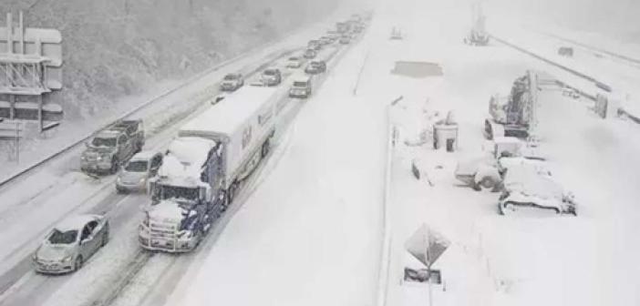 ABD'de etkili olan kar nedeniyle 80 kilometrelik araç kuyruğu oluştu
