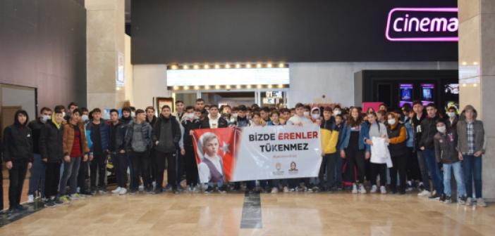 'Eren'i gençlerle birlikte izledi