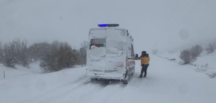 Kar engeline takılan anne ambulansta doğum yaptı