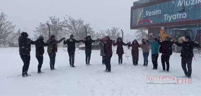 Video/Kar yağışını halay çekerek kutladılar