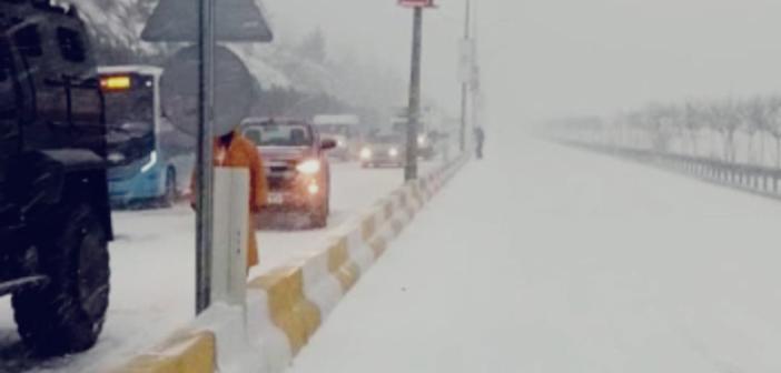 VİDEO/Kızıltepe yolu trafiğe kapandı araçlar yolda mahsur kaldı