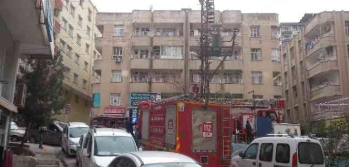 Mardin’de evde çıkan yangında yaşlı çift dumandan etkilendi