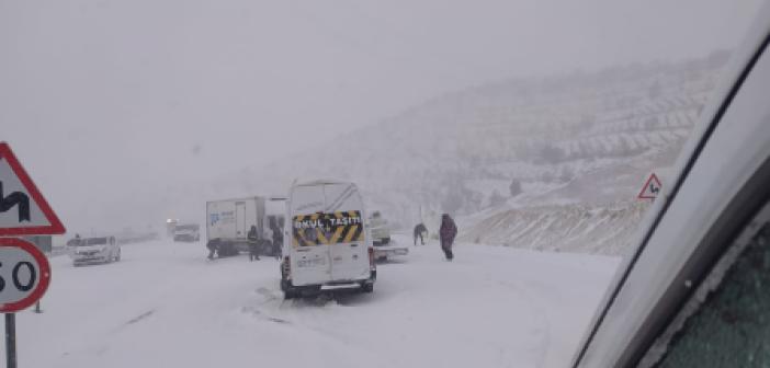 Video/Hop Geçidi'nde zincirleme kaza! Araçlar mahsur kaldı