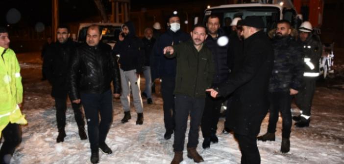 Nusaybin Kaymakamı, gece yarısına kadar karla mücadele çalışmalarına katıldı