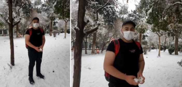 Tişörtle geziyor! 'Kar yağınca içim ısınıyor'