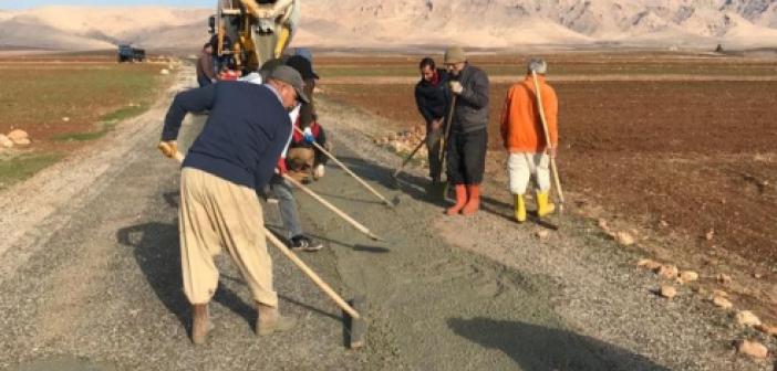 VİDEO - Bozuk Yollarına Beton Dökerek Beton Dökerek Onarmaya Çalıştılar