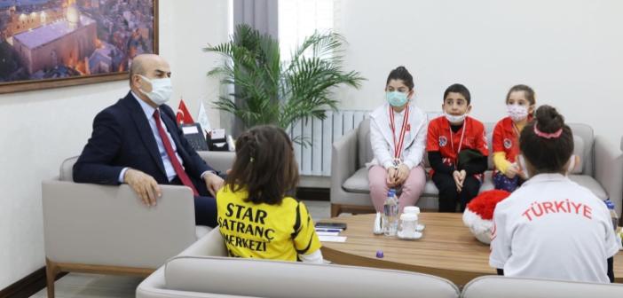 Satranç Şampiyonasında Dereceye Giren Öğrencilerden Vali Demirtaş'a Ziyaret