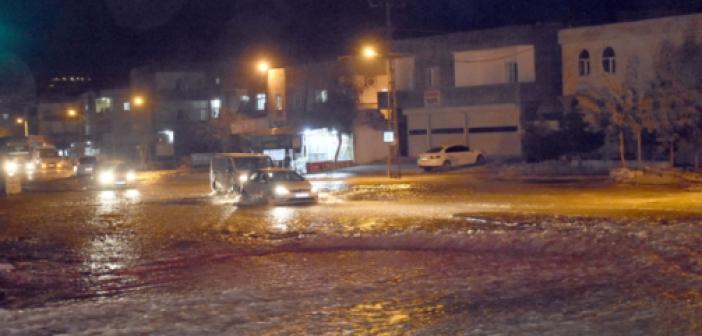 Mardin'in Nusaybin ilçesinde içme suyu ana hattı patladı