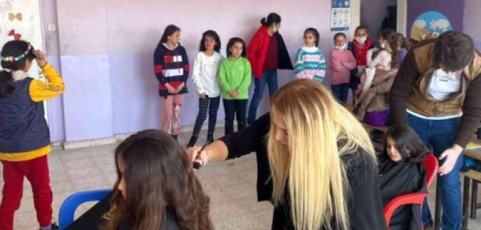 Gönüllüler köy çocuklarına kuaför hizmeti götürdü