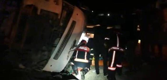 Araçta sıkışan sürücü için zamanla yarışıldı