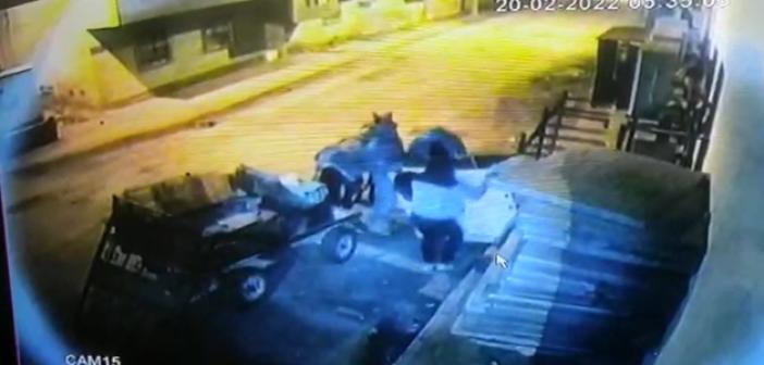 VİDEO- At arabasıyla klima motorunun çalınması güvenlik kamerasında