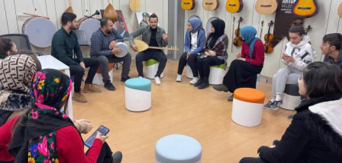 VİDEO- Gençler 'Bilgi Evi'nde Üniversiteye Hazırlanıyor