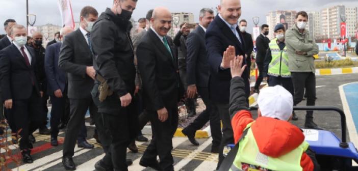 VİDEO- Bakan Soylu, trafik eğitim parkında çocuklarla bir araya geldi