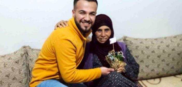 Üç ayrı şehirde kadınlara çiçek hediye etti