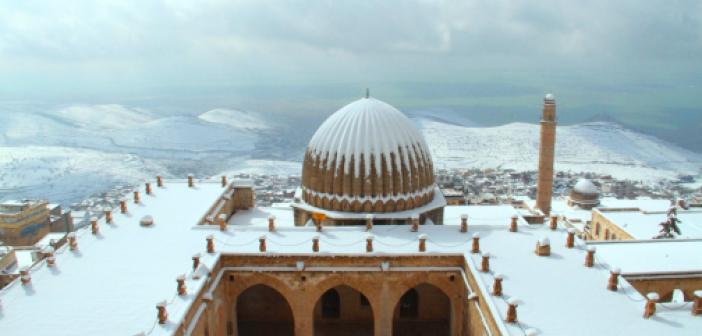 Mardinliler güne kar yağışı ile uyandı