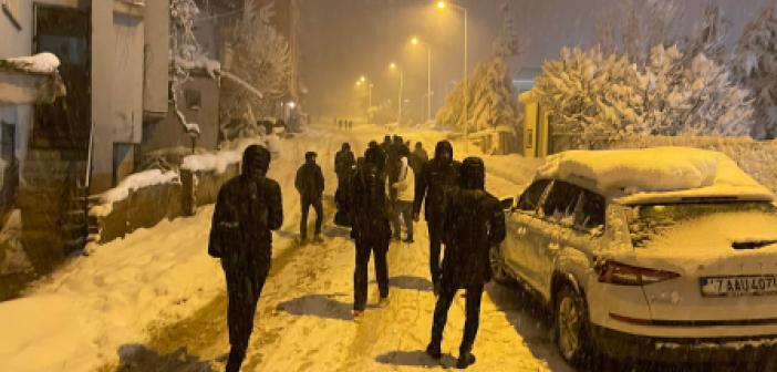 Mezopotamya'nın efeleri 6 saat karda mahsur kaldı!