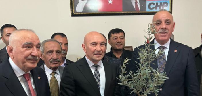 Soyer, CHP İl Başkanlığını Zeytin Fidanıyla ziyaret etti