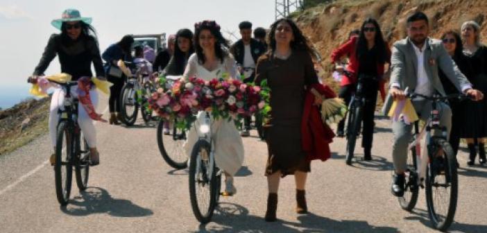 Nikah törenine bisikletlerle gittiler