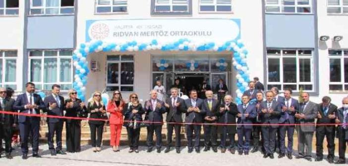 İşadamı Rıdvan Mertöz tarafından yapılan ortaokulun açılışı yapıldı