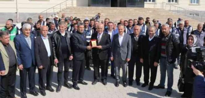 Muhtarlardan belediye personellerine plaket