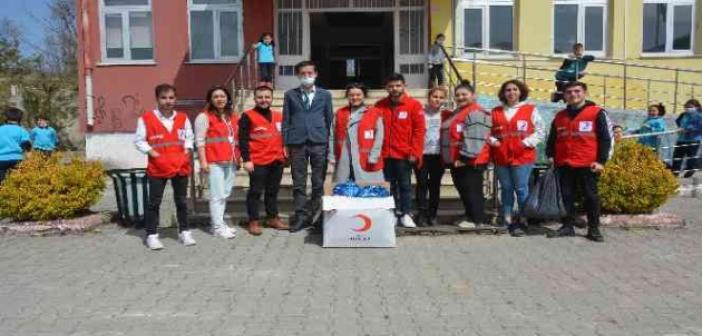 Kızılay’dan 3 okuldaki 40 öğrenciye ‘İyilik Köprüsü’