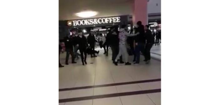 İki grup birbirine girdi, alışveriş merkezi savaş alanına döndü