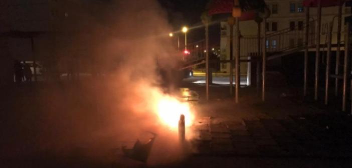 Vicdansızlar çocuk oyun parkını ateşe verdi