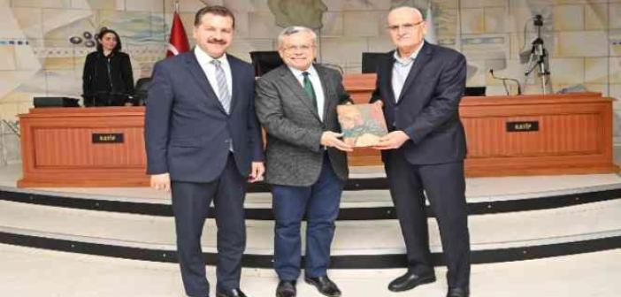 Büyükşehir Belediyesinin kültür hazinesi meclis üyelerine hediye edildi