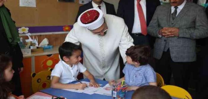 Diyanet İşleri Başkanı Erbaş, Fransa’da 4-6 yaş Kur’an kursu ve hafızlık öğrencilerini ziyaret etti