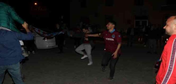 Amasya’da Trabzonspor taraftarlarının şampiyonluk kutlaması