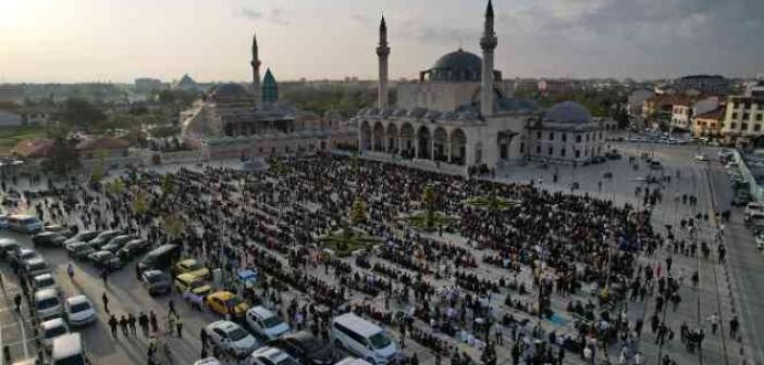 Binlerce vatandaş bayram namazı için Mevlana Meydanı’nda buluştu