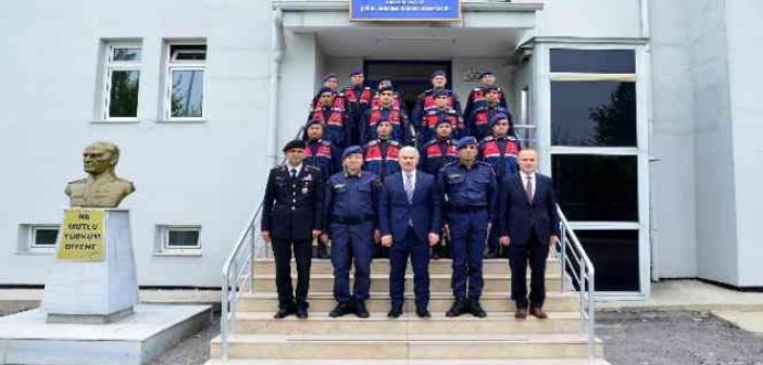 Kırşehir Valisi Akın, bayramda kamu kurumlarını ziyaret etti