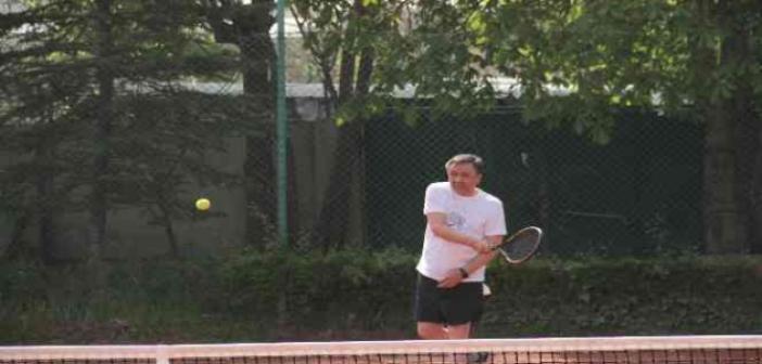 Kırgız Büyükelçi’den genç sporculara taş çıkartan tenis performansı