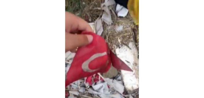 Duyarlı vatandaşlar boş araziye atılan Türk bayraklarını böyle topladı