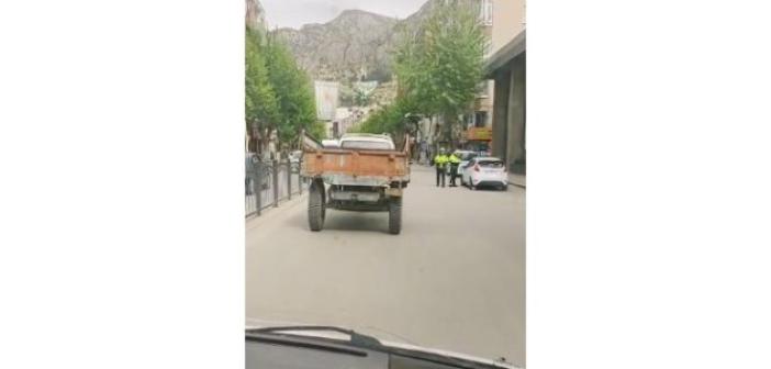 Traktör römorku takılı minibüsün tehlikeli yolculuğu kamerada